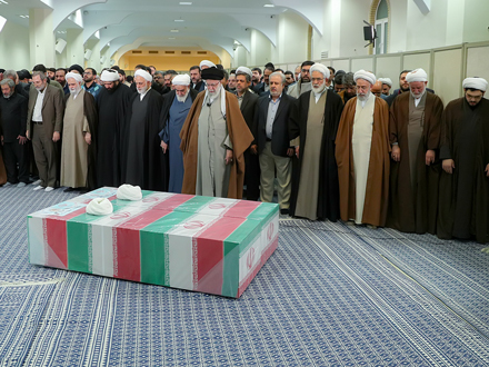 عکس / اقامه نماز بر پیکر دو قاضی شهید